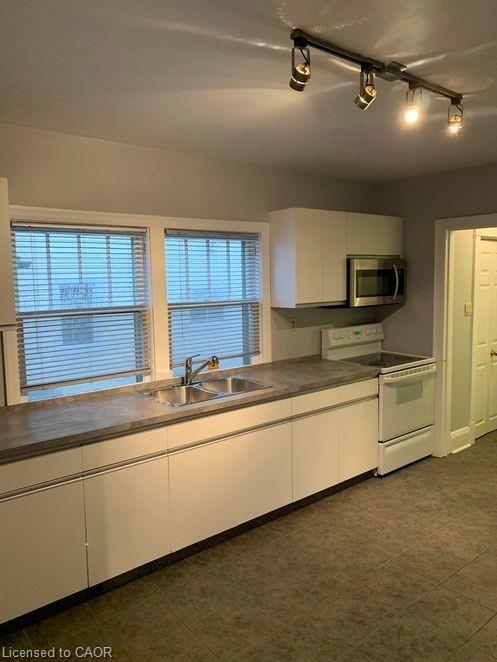 8 Centre Street Property Photo 2