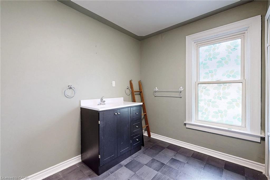 15 Colborne Street E Property Photo 24