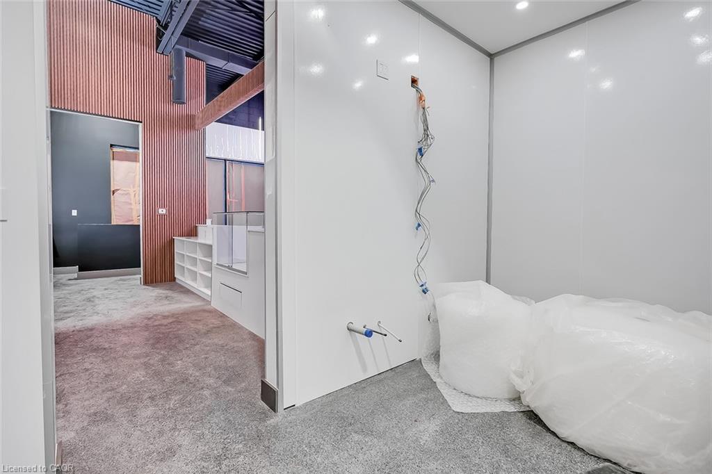 634 Upper James Street Property Photo 24