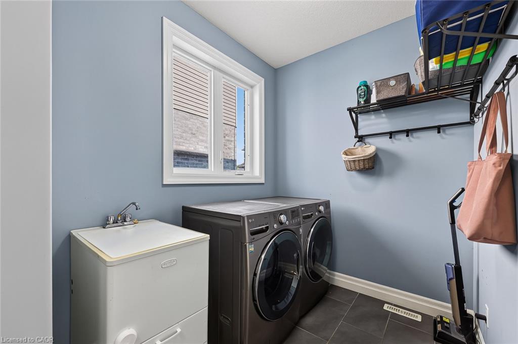 924 Springbank Avenue N Property Photo 21