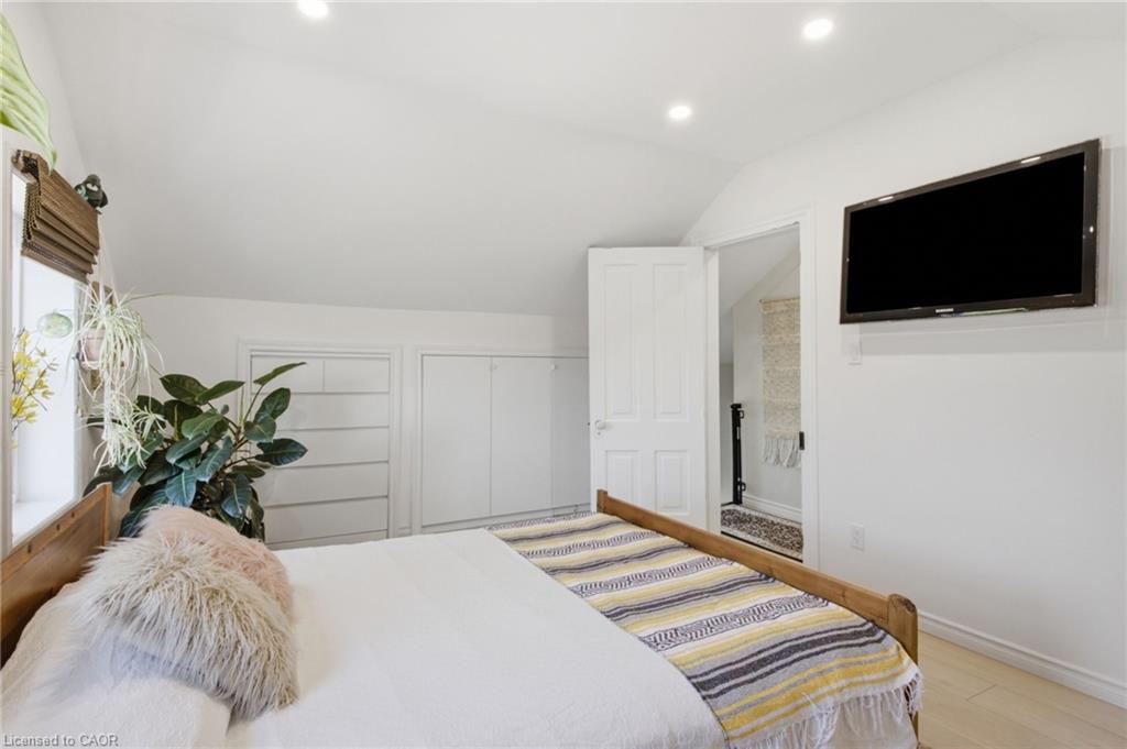 520 Elma Street W Property Photo 27