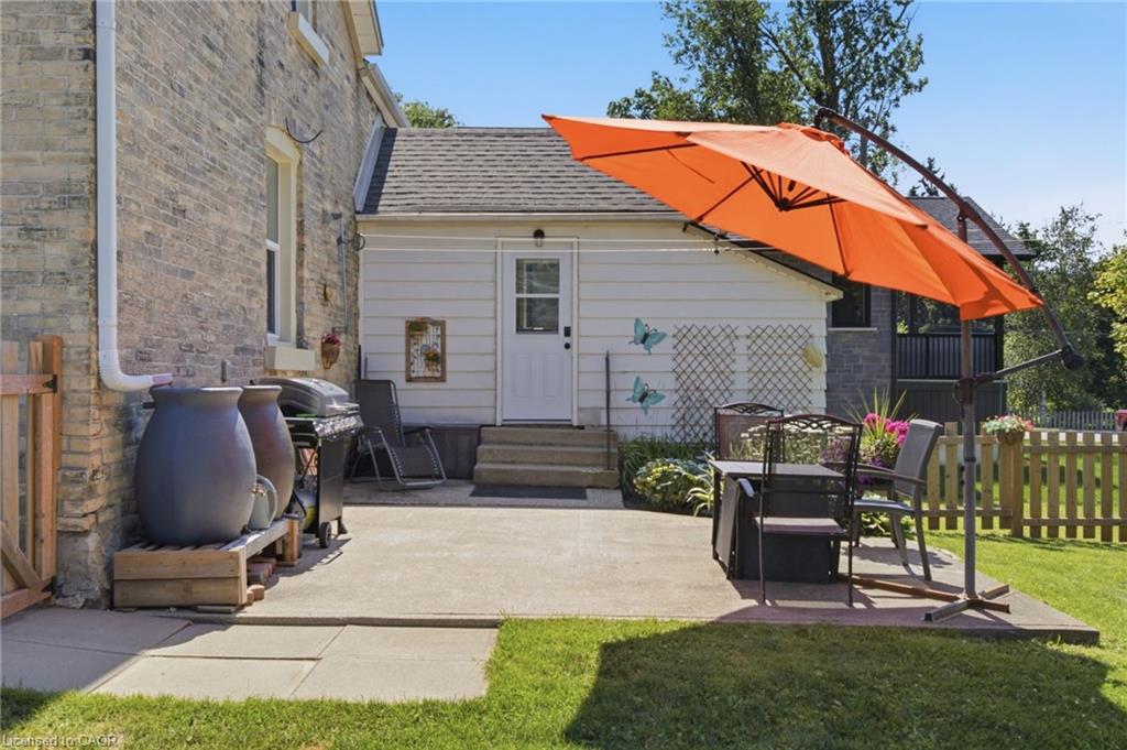 520 Elma Street W Property Photo 33