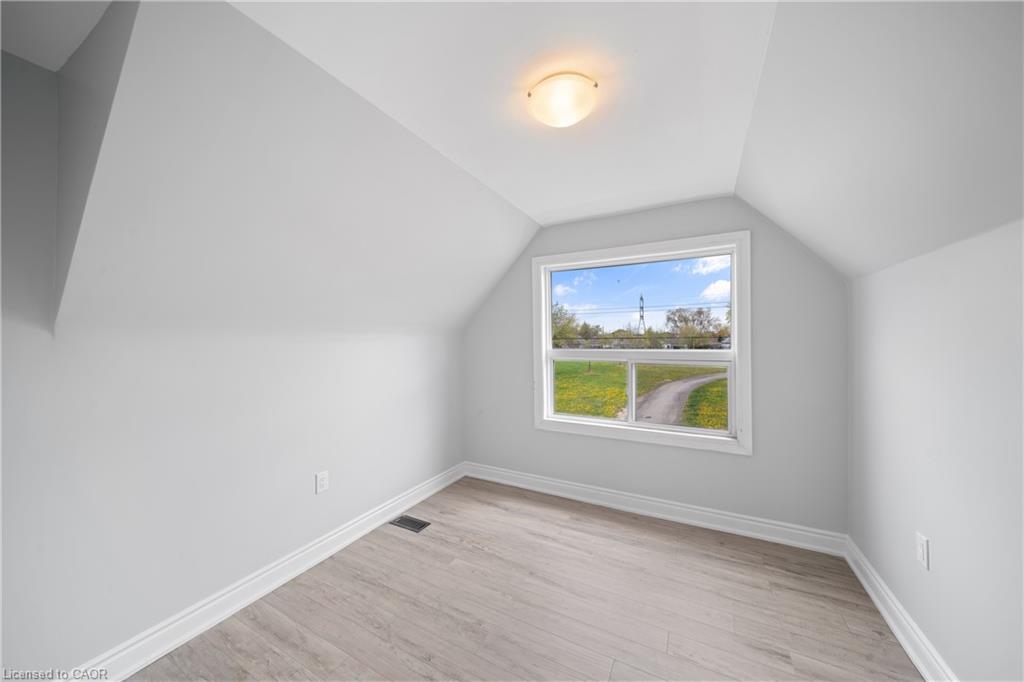 305 Weir Street N Property Photo 15