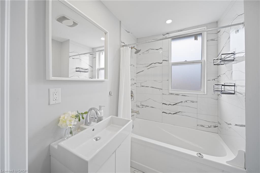 305 Weir Street N Property Photo 17