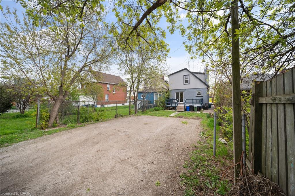 305 Weir Street N Property Photo 23