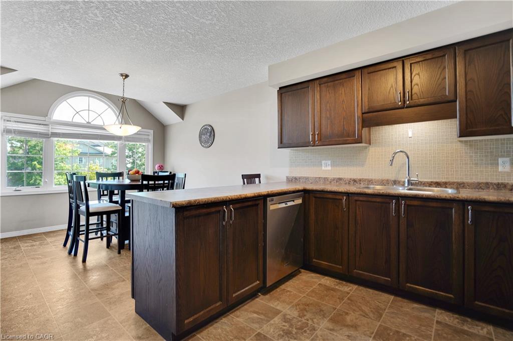 60 Featherstone Street Property Photo 8