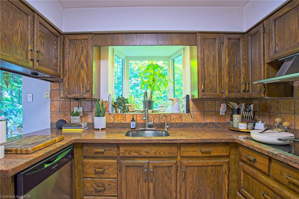 259 Main Street W Property Photo 9