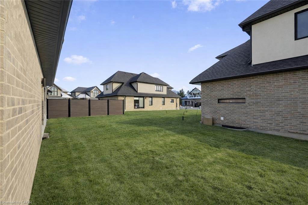 18-972 Stonecliffe Walk Property Photo 40