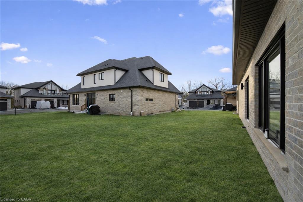 18-972 Stonecliffe Walk Property Photo 44