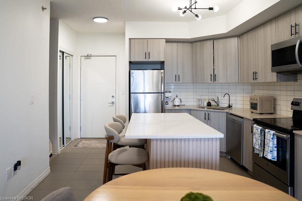 610-560 North Service Road Property Photo 4