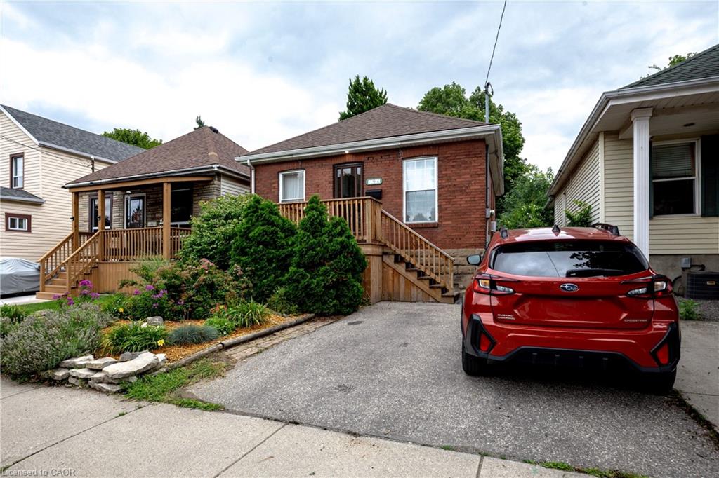 94 Edgemont Street N Property Photo 1