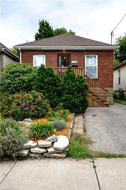 94 Edgemont Street N Property Photo 2