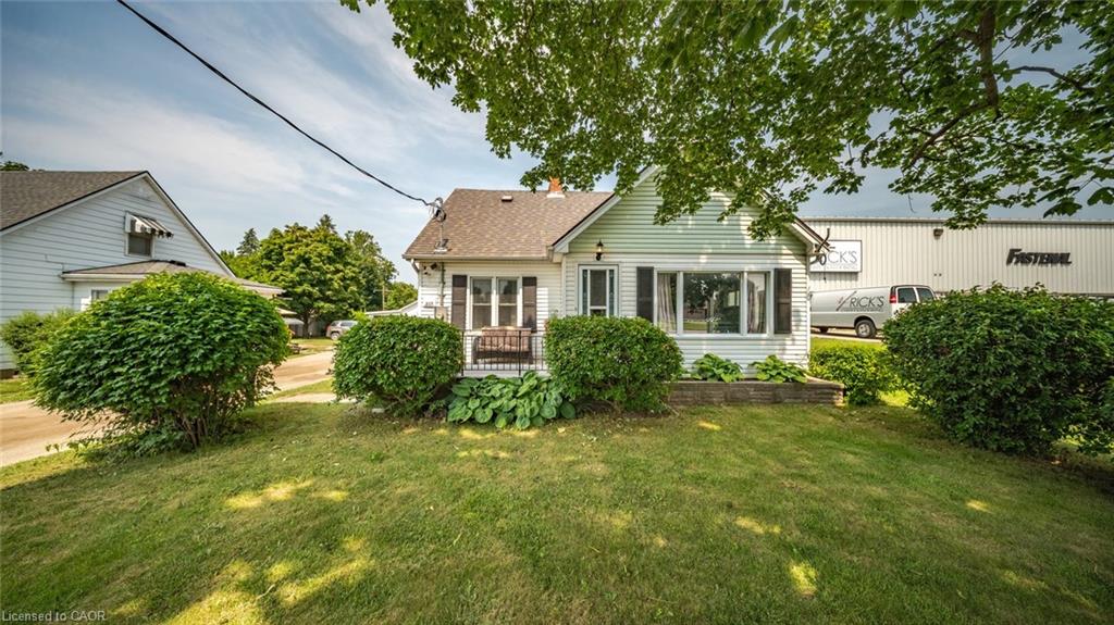 509 Queensway W Property Photo 2