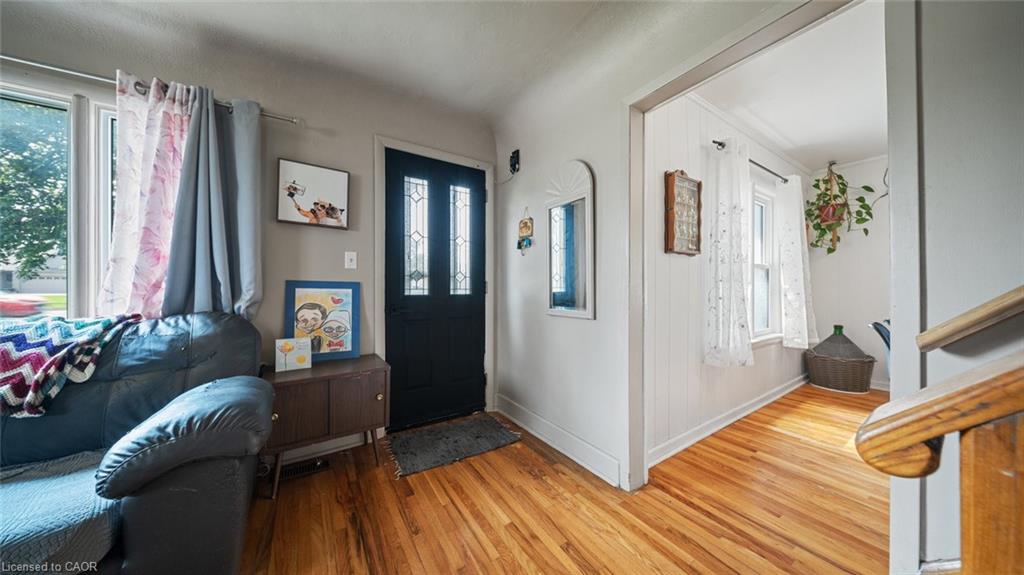 509 Queensway W Property Photo 6