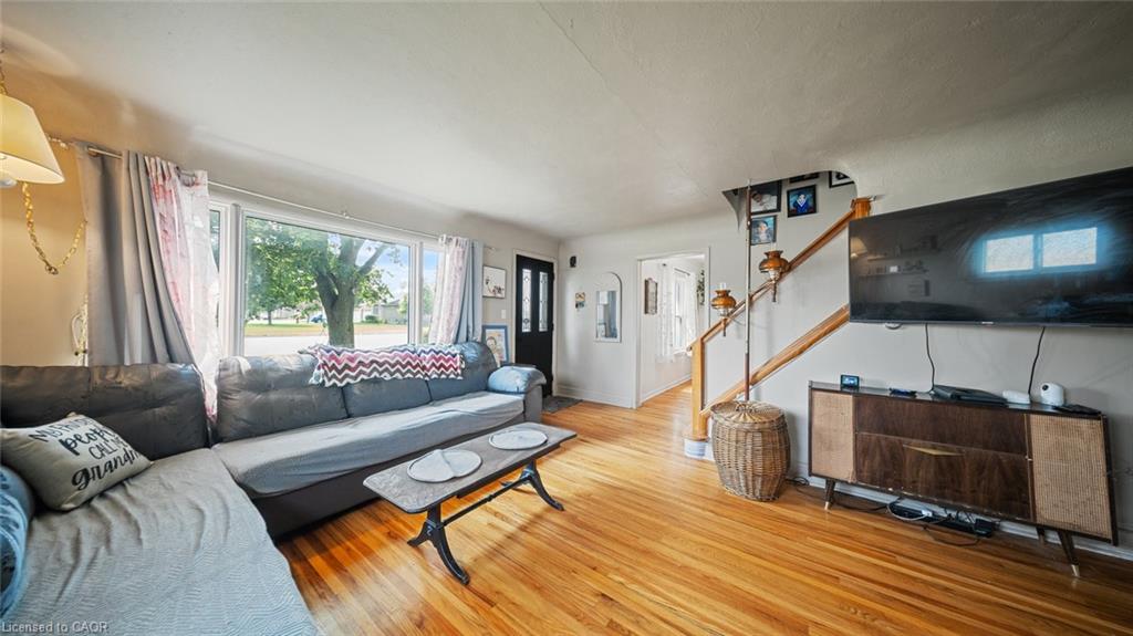 509 Queensway W Property Photo 7