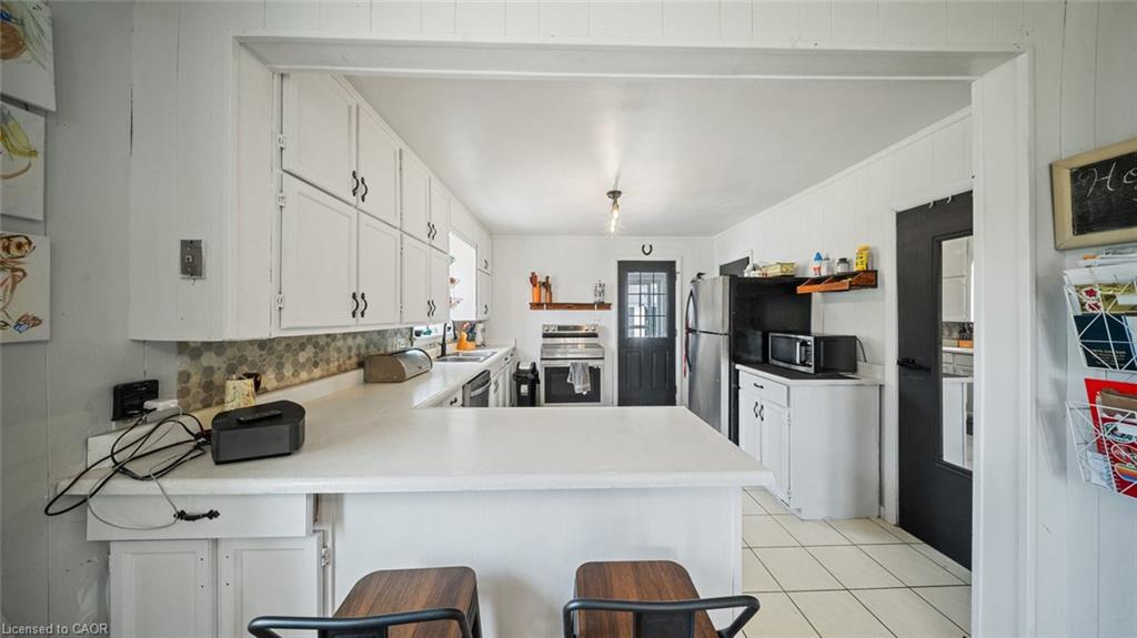 509 Queensway W Property Photo 11