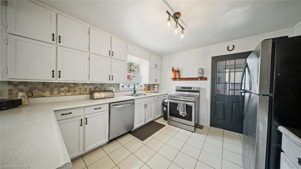 509 Queensway W Property Photo 12