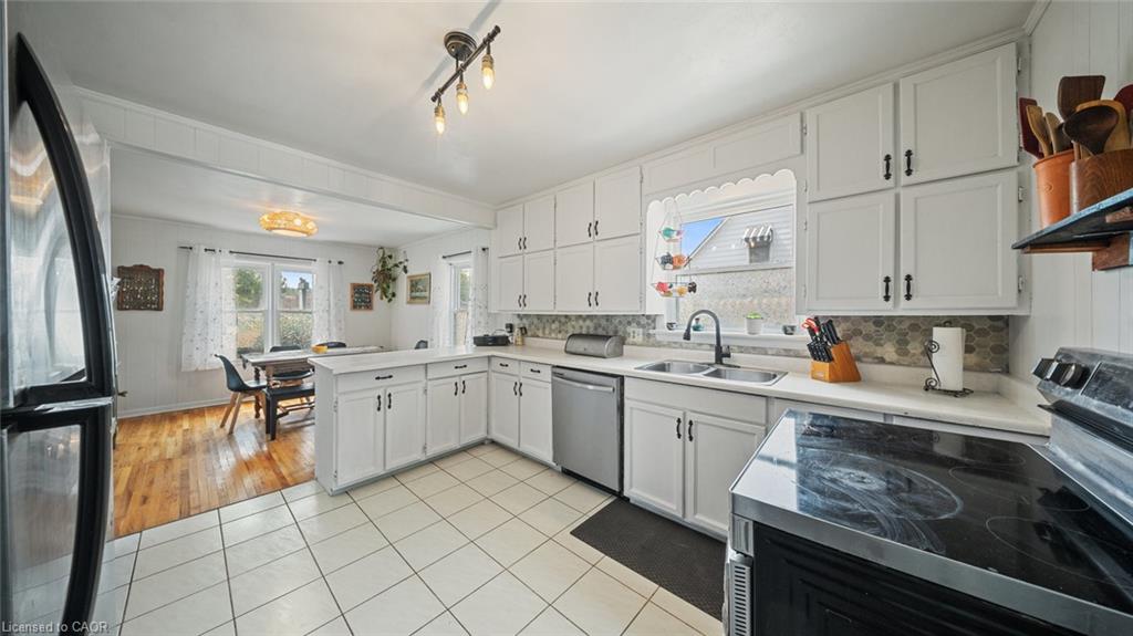 509 Queensway W Property Photo 13