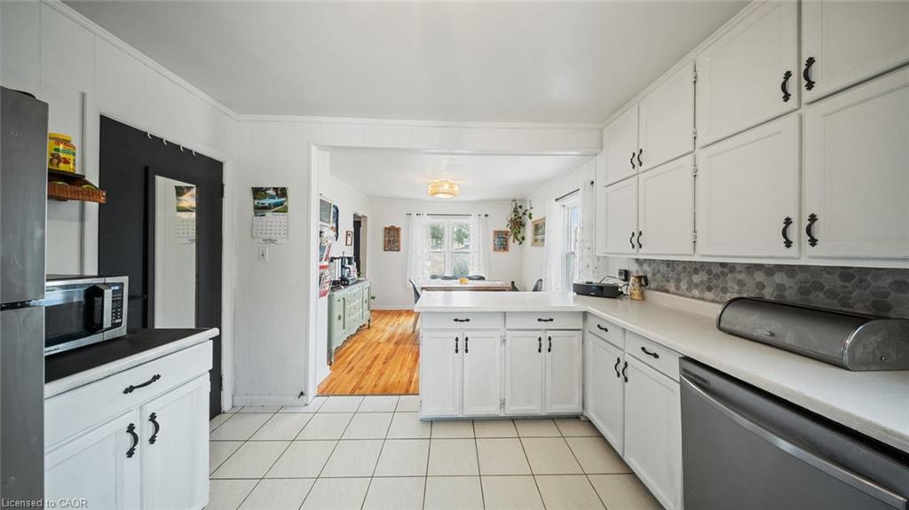 509 Queensway W Property Photo 14