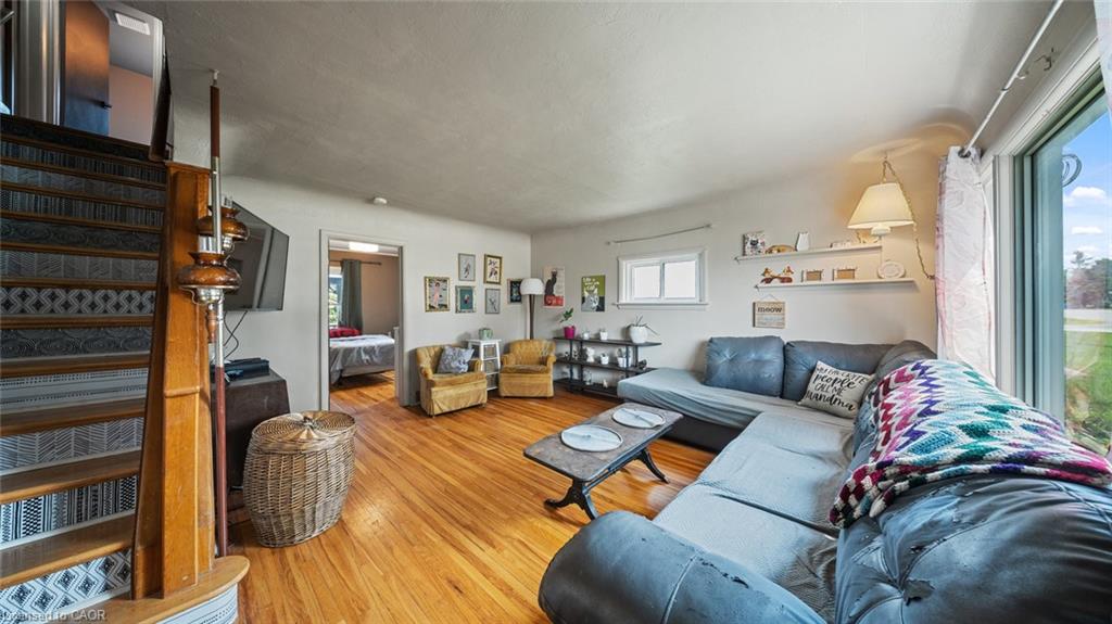 509 Queensway W Property Photo 16