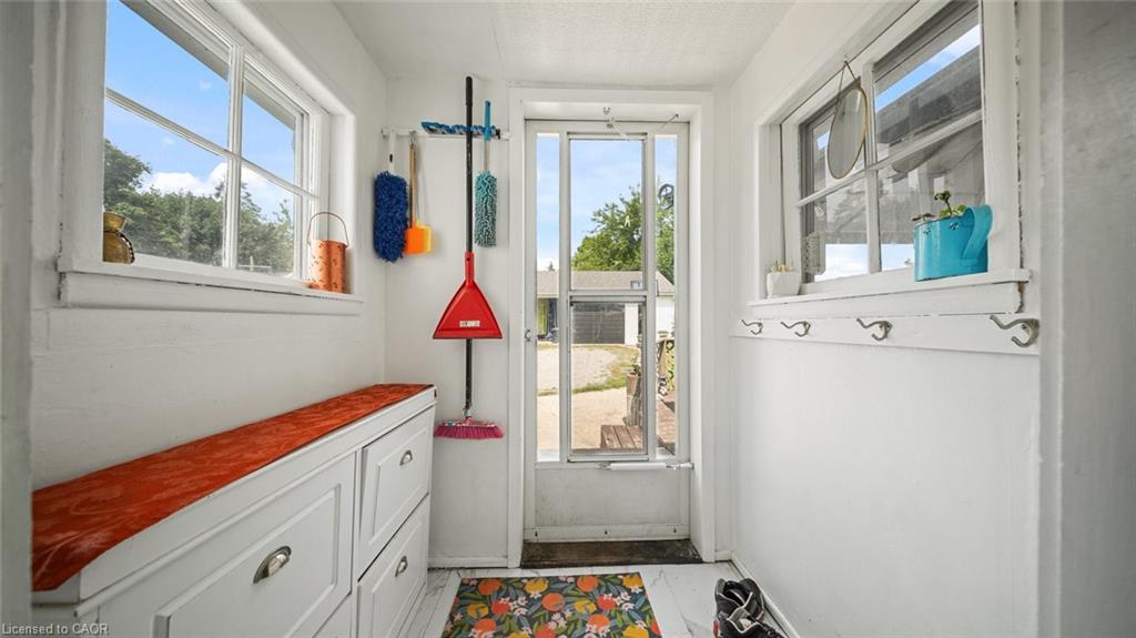 509 Queensway W Property Photo 27