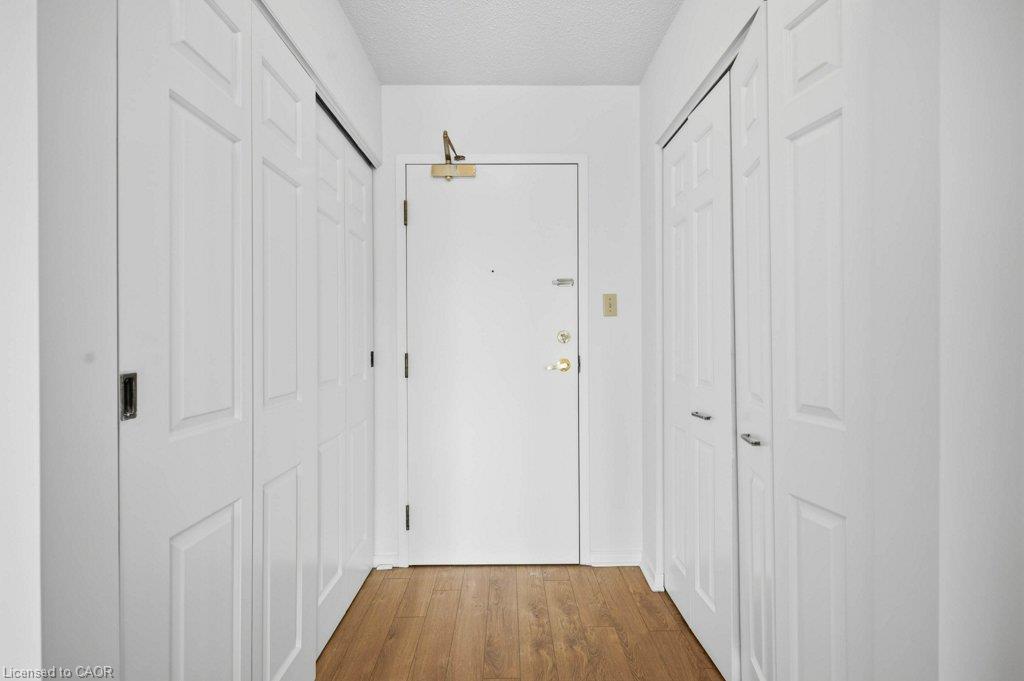 302-1414 King Street E Property Photo 4