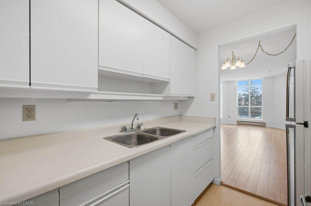 302-1414 King Street E Property Photo 10