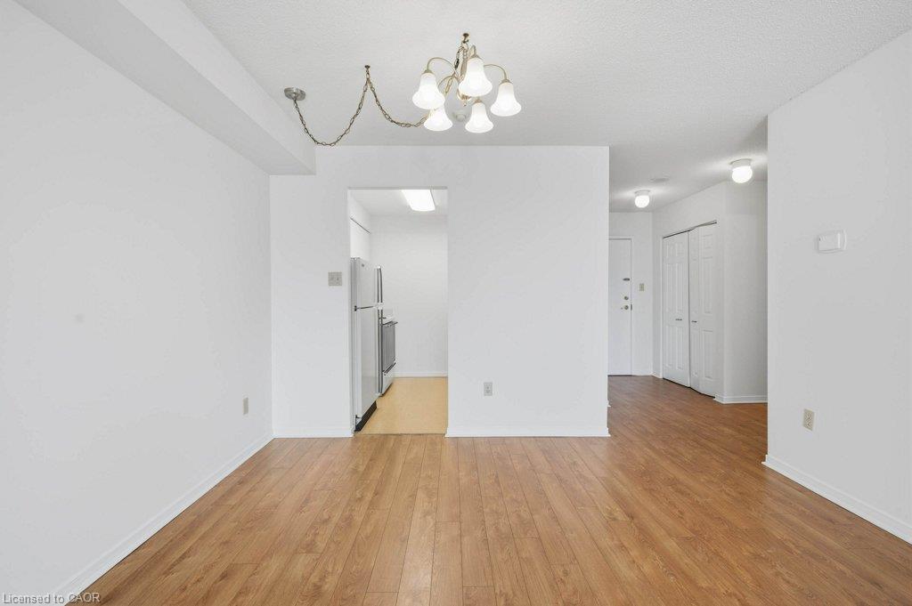 302-1414 King Street E Property Photo 14