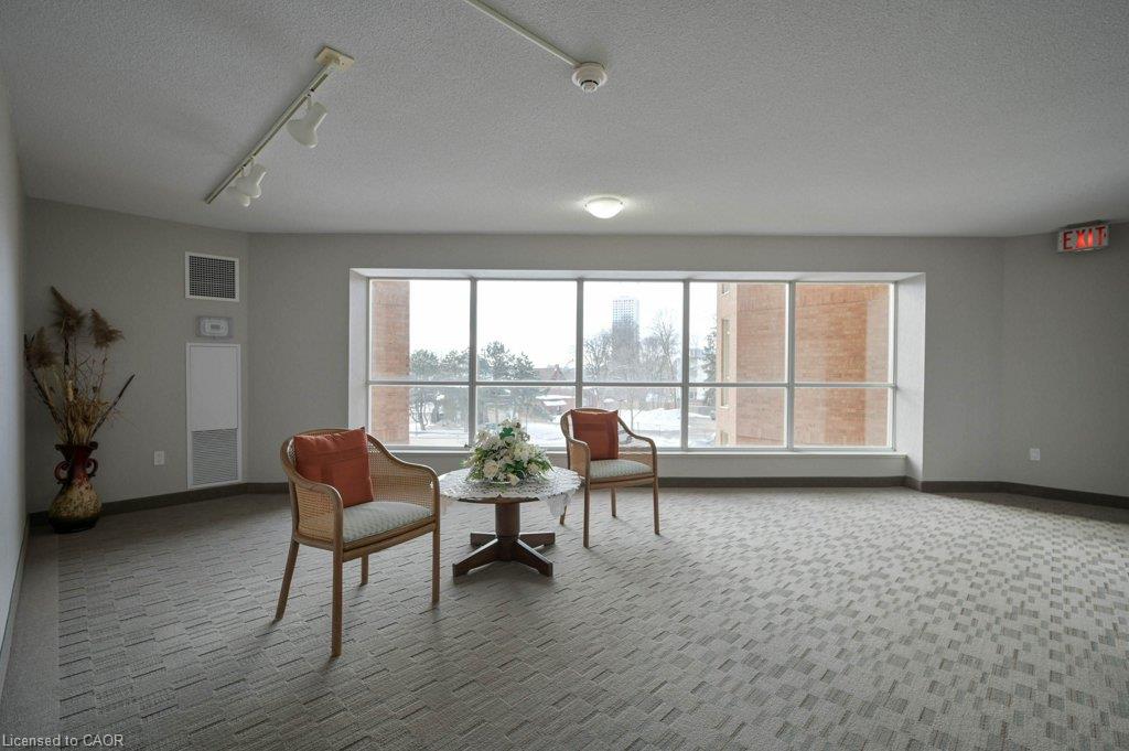 302-1414 King Street E Property Photo 25