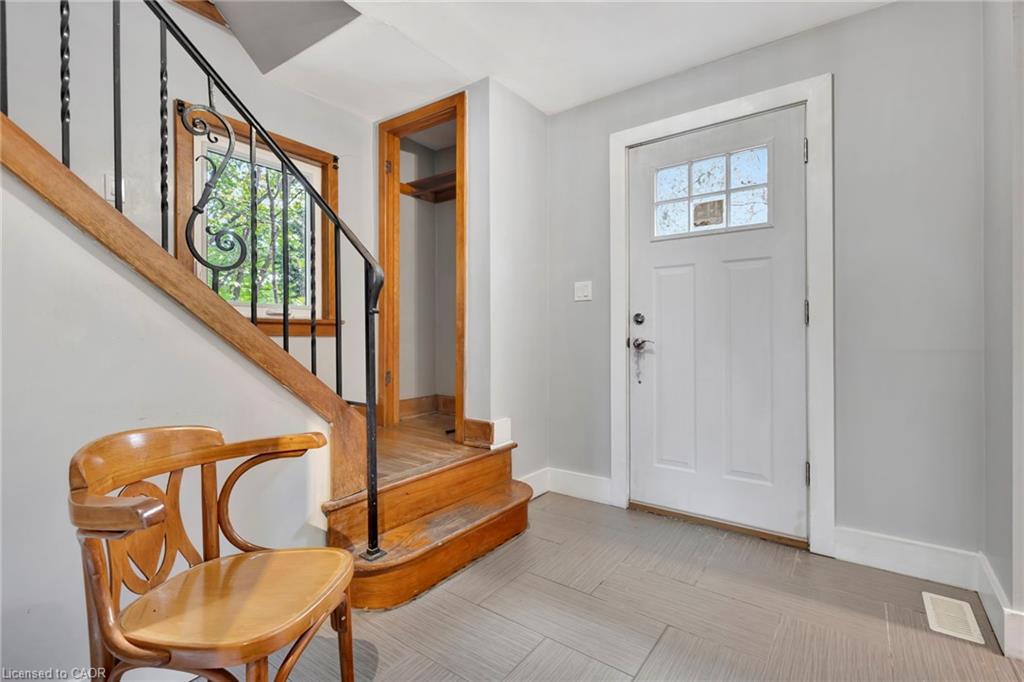 121 King Street E Property Photo 9