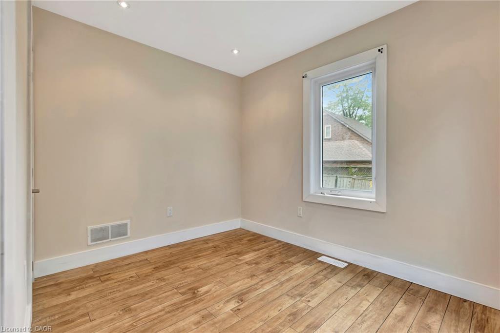121 King Street E Property Photo 17