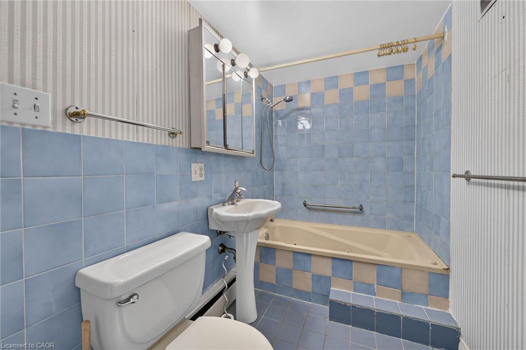 209-40 Robinson Street Property Photo 27