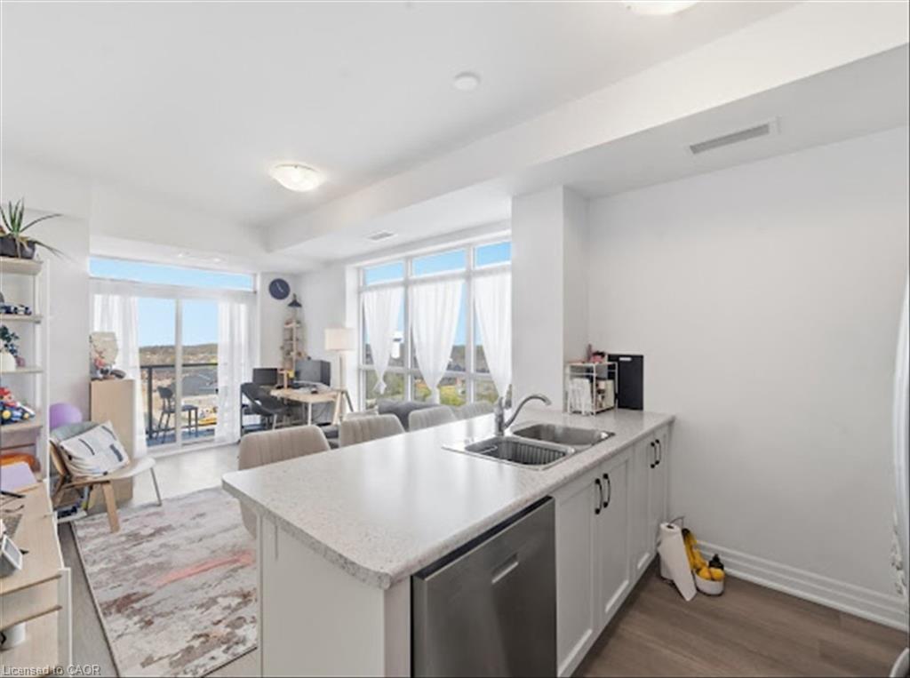 1109-460 Dundas Street E
