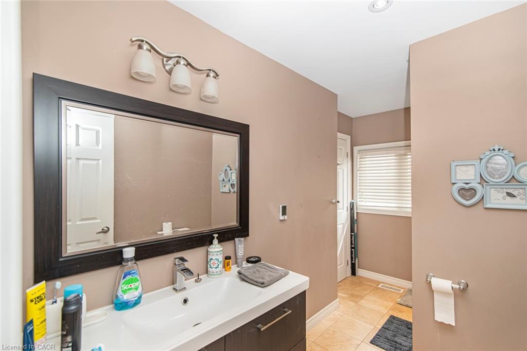 443 Eleventh Road E Property Photo 34