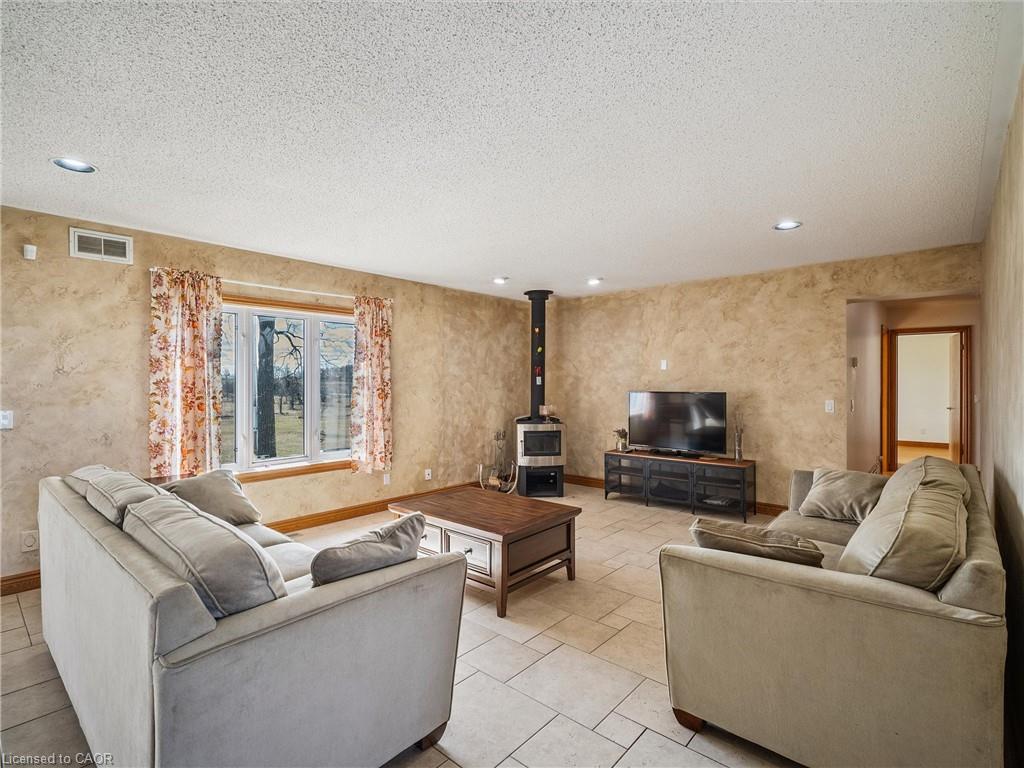 232 Eighth Road E Property Photo 17