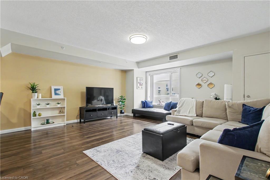 96 University Avenue W Property Photo 4