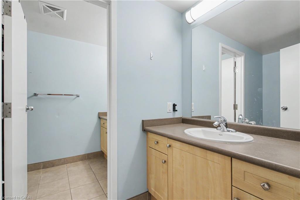 96 University Avenue W Property Photo 7