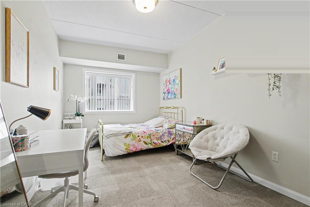 96 University Avenue W Property Photo 9