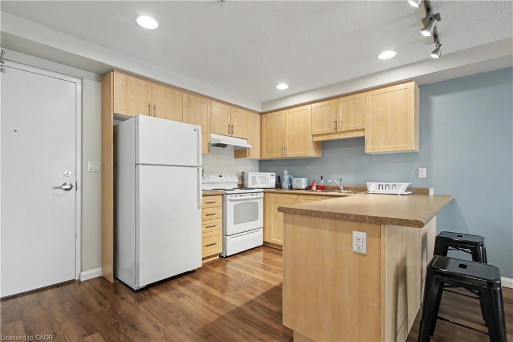 96 University Avenue W Property Photo 16