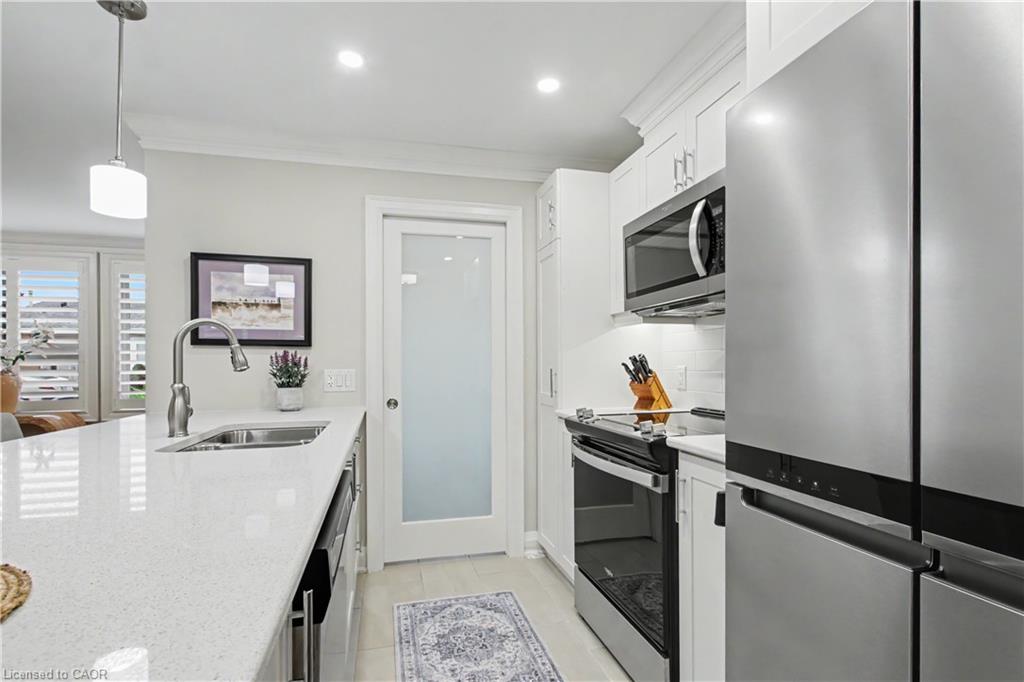 82 Szollosy Circle Property Photo 8