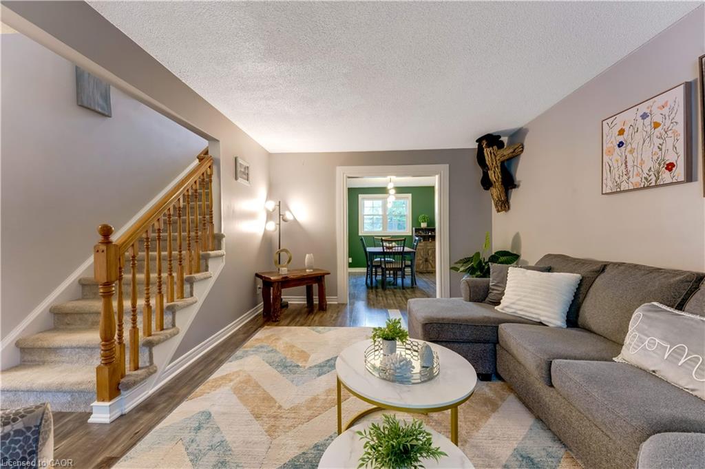 11 Nipigon Place Property Photo 4