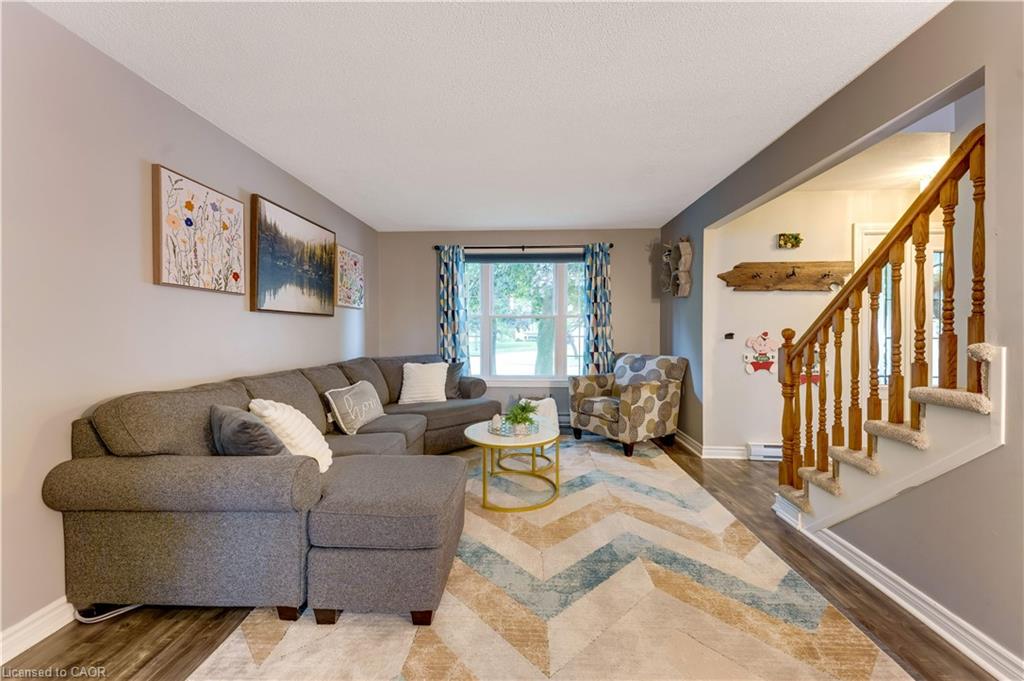 11 Nipigon Place Property Photo 6