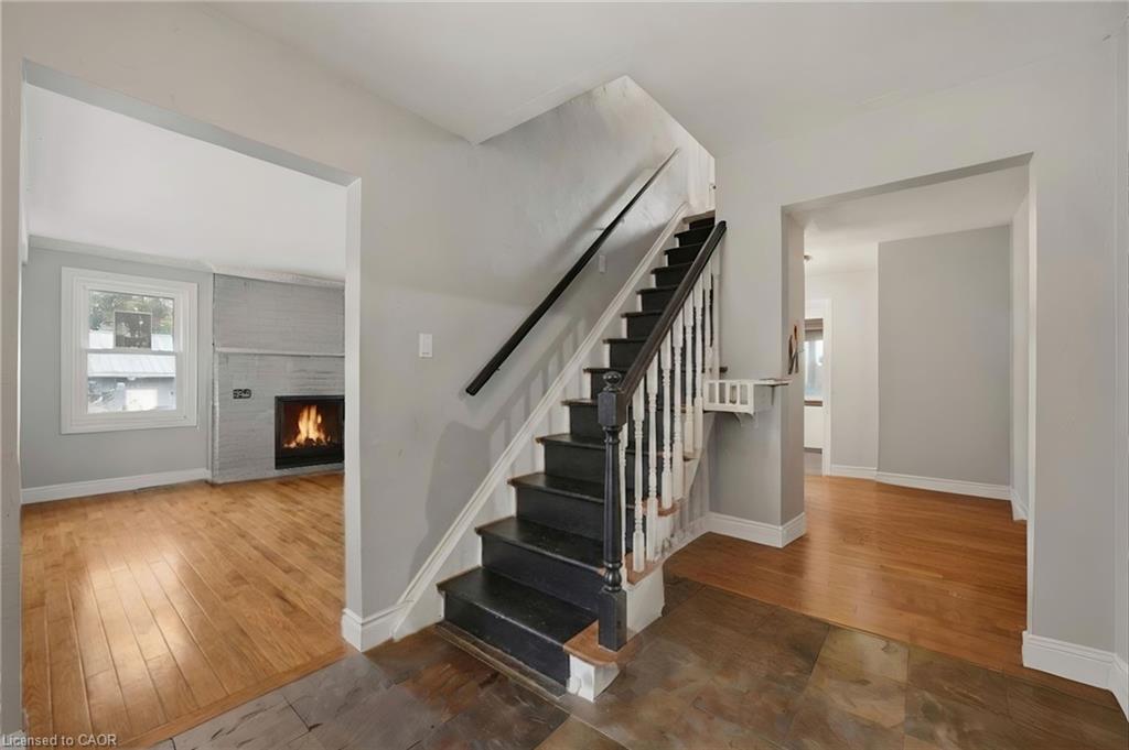 5607 Tenth Line Property Photo 4