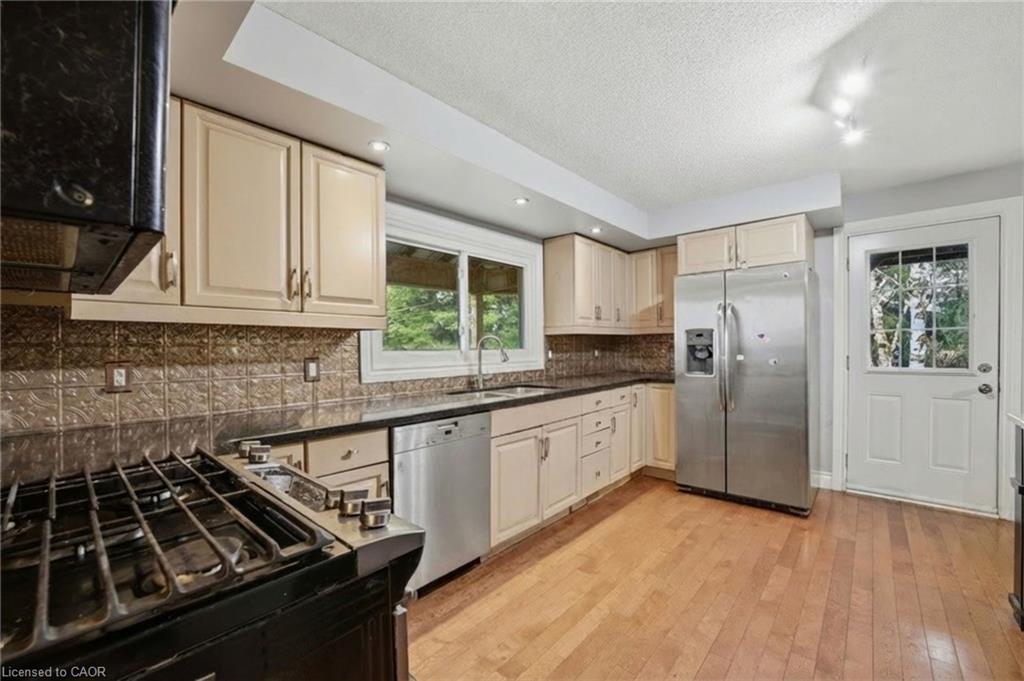 5607 Tenth Line Property Photo 10