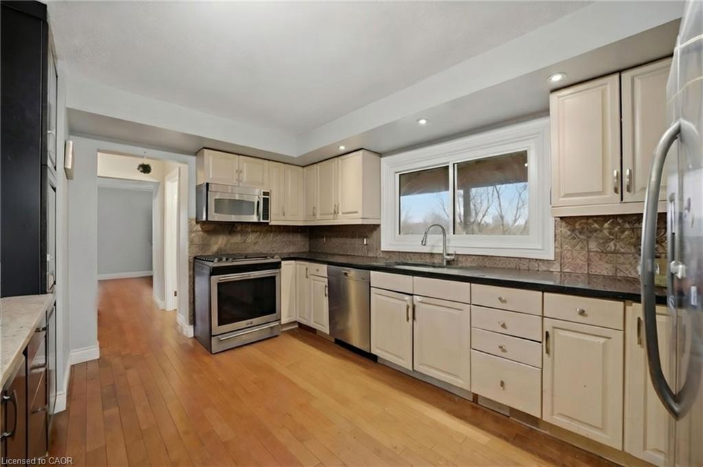 5607 Tenth Line Property Photo 11