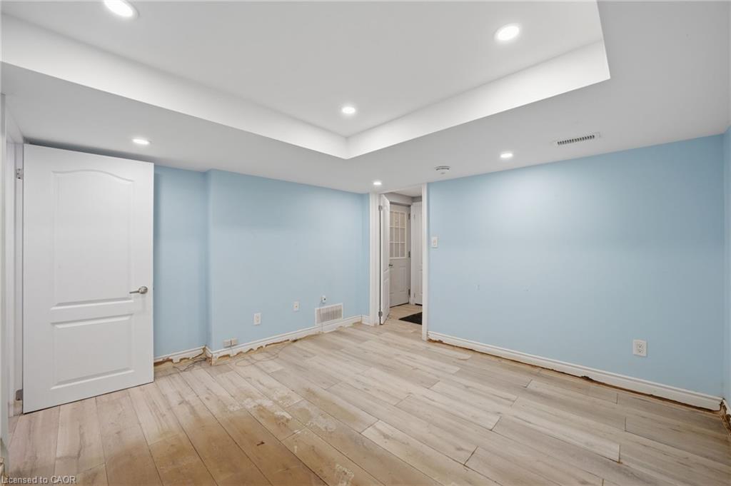 5607 Tenth Line Property Photo 15
