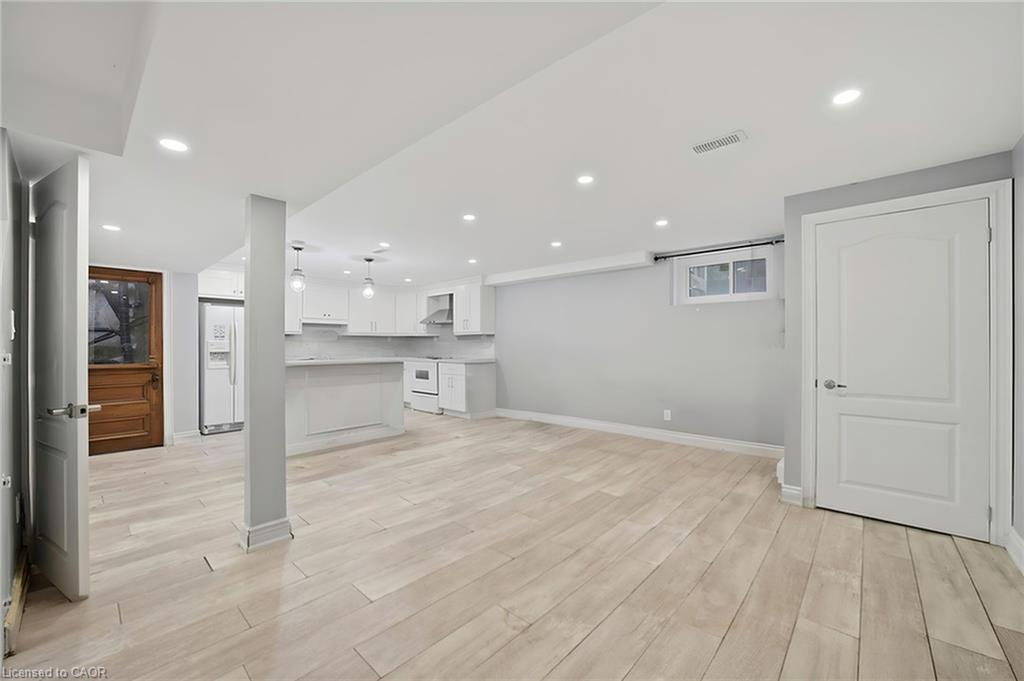 5607 Tenth Line Property Photo 31