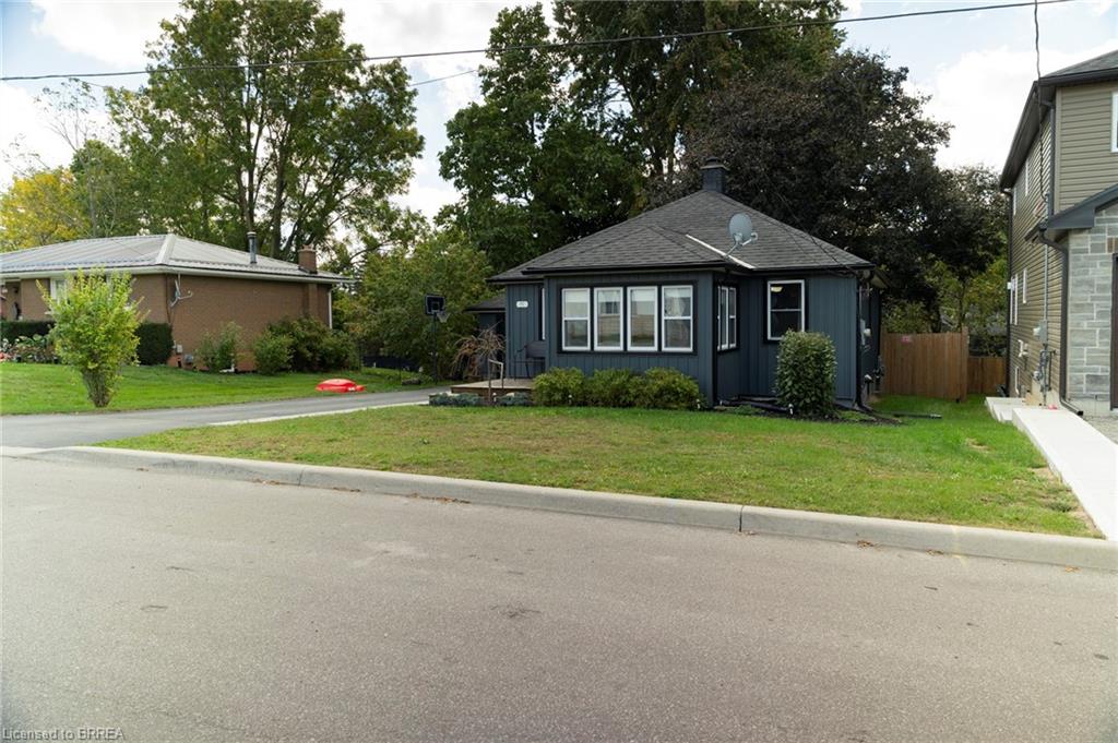 92 Sovereign Street W Property Photo 3