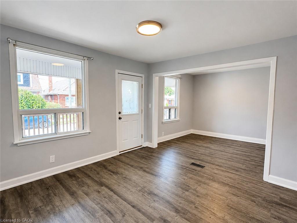 250 Weir Street N Property Photo 6
