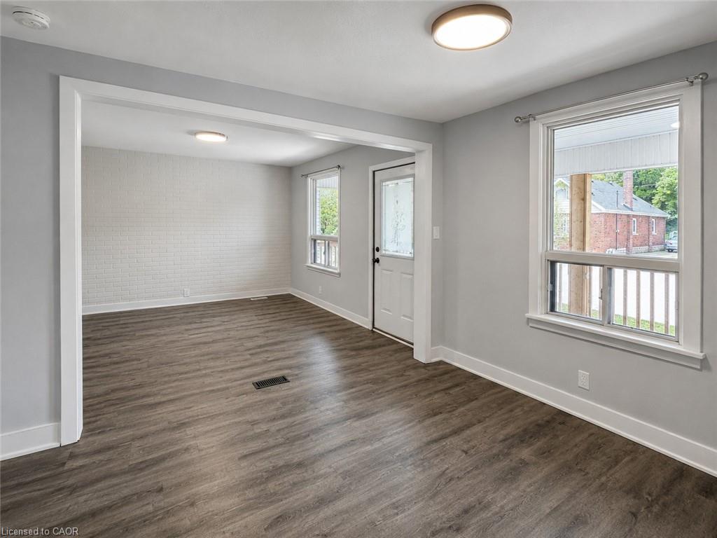 250 Weir Street N Property Photo 7